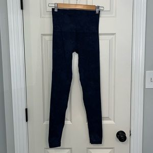 Spanx Look‎ at Me Now Navy Print High-Waisted Seamless Leggings Sz M Shaping